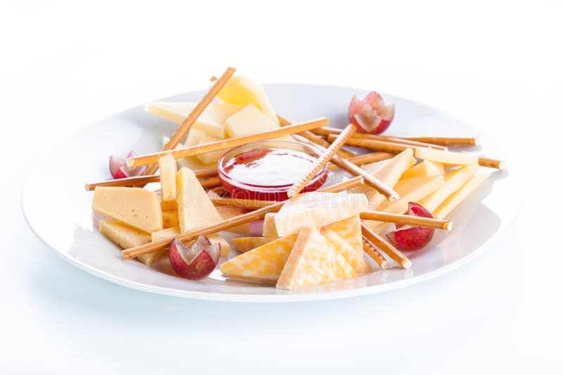 Kaas met crackers, druiven en jam op een witte backgro wordt geassorteerd die royalty-vrije stock afbeelding Kaas met crackers, druiven en jam op een witte backgro wordt geassorteerd die royalty-vrije stock afbeelding