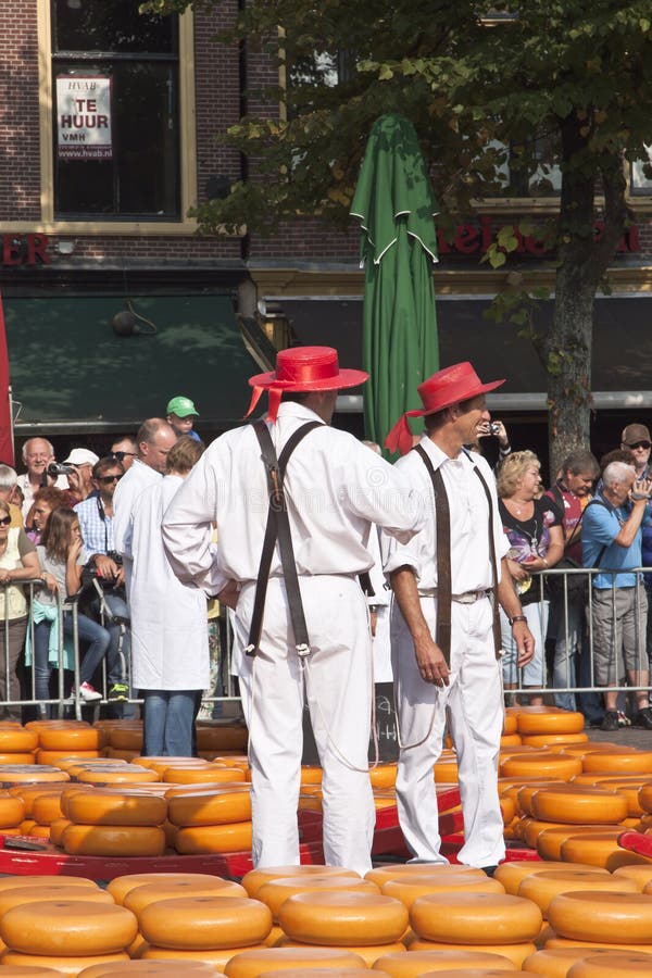 Kaasdragers bij kaasmarkt in Alkmaar, Hollan royalty-vrije stock fotografie Kaasdragers bij kaasmarkt in Alkmaar, Hollan royalty-vrije stock fotografie
