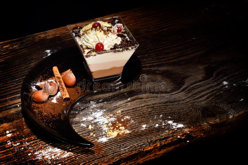 Kaastaart met vruchten en chocolade stock foto's Kaastaart met vruchten en chocolade stock foto's