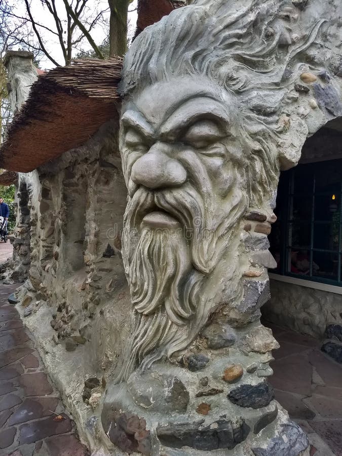 Kaatsheuvel/Nederländerna - mars 29 2018: Jätte- huvud av en man med skägget i nöjesfältet Efteling royaltyfri fotografi Kaatsheuvel/Nederländerna - mars 29 2018: Jätte- huvud av en man med skägget i nöjesfältet Efteling royaltyfri fotografi
