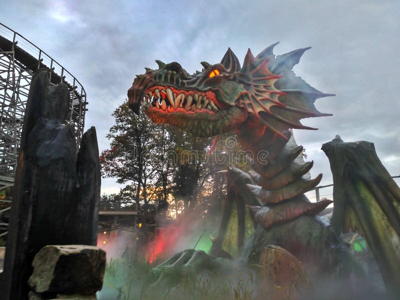 Kaatsheuvel/Países Baixos - 3 de novembro de 2016: dragão derespiração no parque temático Efteling imagens de stock royalty free