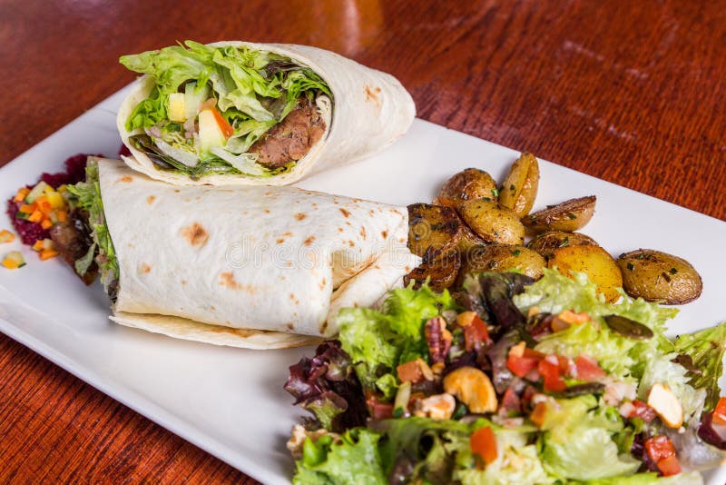 Kabab di manzo delizioso con insalata fresca e aglio grigliato fotografia stock