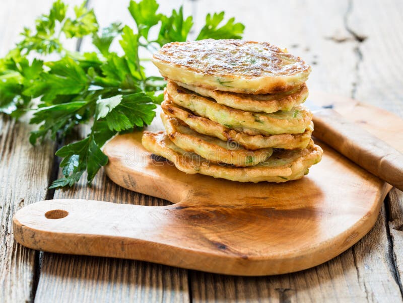 Kabaczka i zucchini fritters obraz royalty free Kabaczka i zucchini fritters obraz royalty free
