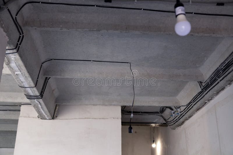 Kabel, das Decke legt Elektrische Drähte auf Wand r Verbindungslicht in der Ebene oder im Büro Berufsinstallation lizenzfreie stockfotos Kabel, das Decke legt Elektrische Drähte auf Wand r Verbindungslicht in der Ebene oder im Büro Berufsinstallation lizenzfreie stockfotos