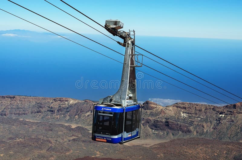 Kabelbil som upp till går överkant av vulkan Teide, Tenerife royaltyfri foto Kabelbil som upp till går överkant av vulkan Teide, Tenerife royaltyfri foto