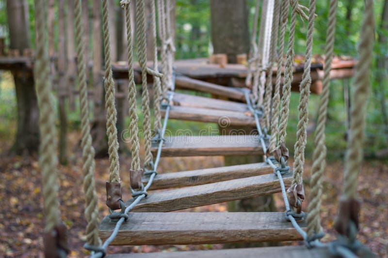 Kabelbrug bij avontuur die park beklimmen stock foto Kabelbrug bij avontuur die park beklimmen stock foto