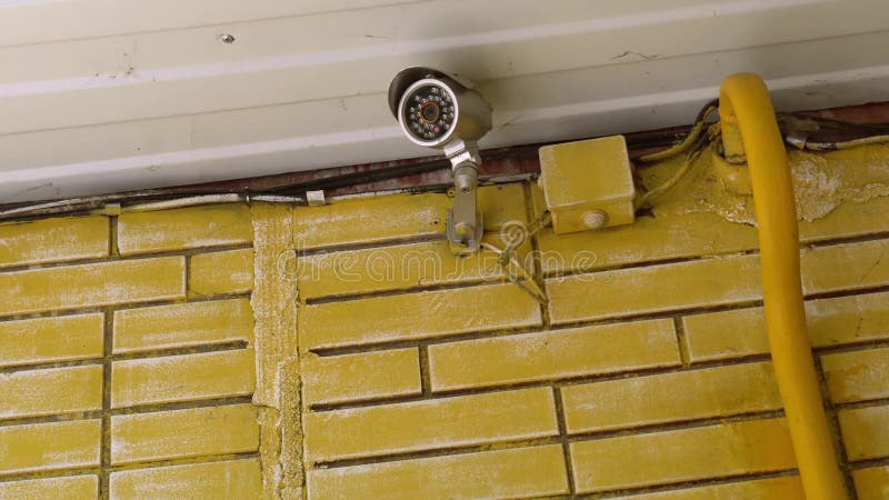 Kabeltelevisie-camera het hangen over de ingang van een huis