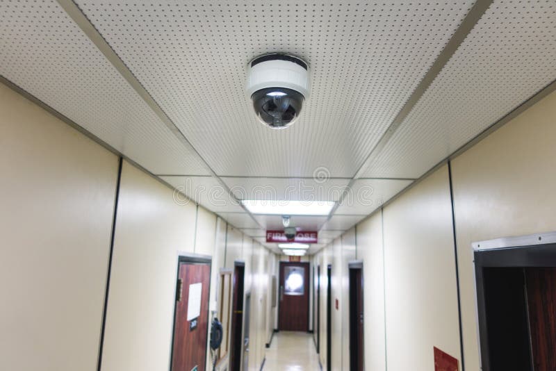 Kabeltelevisie-de camera van de systeemveiligheid of kabeltelevisie-camera op plafond in apartme royalty-vrije stock fotografie Kabeltelevisie-de camera van de systeemveiligheid of kabeltelevisie-camera op plafond in apartme royalty-vrije stock fotografie