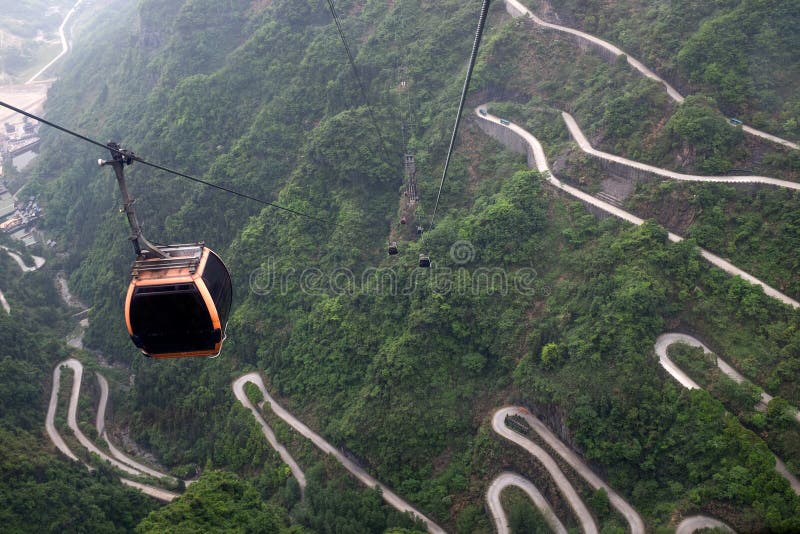 Kabelwagen boven hemel-Verbindende Weg in Tianmen-berg, China stock fotografie Kabelwagen boven hemel-Verbindende Weg in Tianmen-berg, China stock fotografie