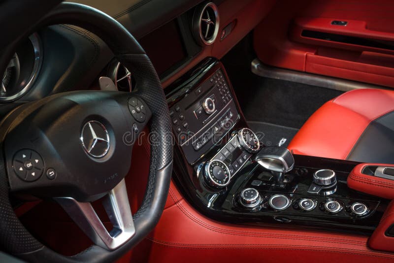 Kabina supercar Mercedes-Benz SLS AMG, 2012 (R197) zdjęcia stock Kabina supercar Mercedes-Benz SLS AMG, 2012 (R197) zdjęcia stock