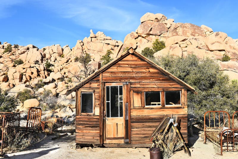 Alter Ranch-Blockhaus-Bretterzaun Cumulus White Clouds Stockfoto - Bild