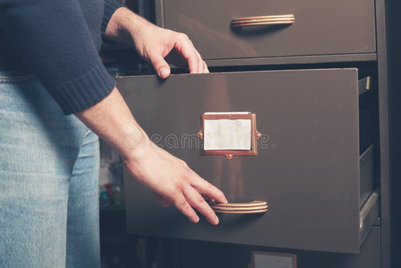 Kabinet van het mensen het openingsdossier stock afbeeldingen Kabinet van het mensen het openingsdossier stock afbeeldingen