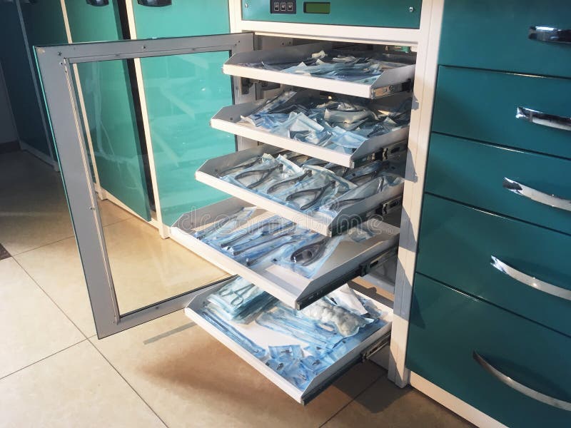 Kabinett med medicinska instrument och hjälpmedelutrustning i det ENT kontoret för doktors` s royaltyfri foto Kabinett med medicinska instrument och hjälpmedelutrustning i det ENT kontoret för doktors` s royaltyfri foto