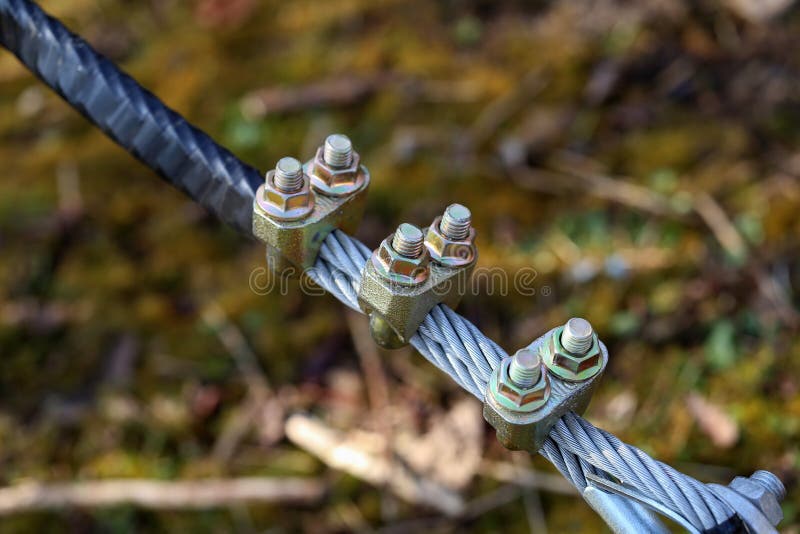 Kablage med bultar och muttrar arkivbilder