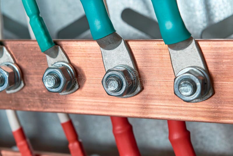 Kable lub druty łączą elektryczny busbar za pomocą kablowych lugs zdjęcie royalty free Kable lub druty łączą elektryczny busbar za pomocą kablowych lugs zdjęcie royalty free