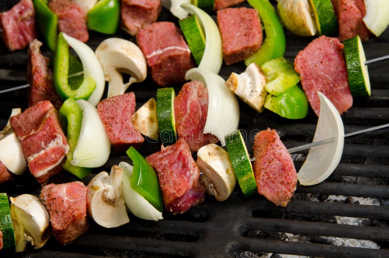 Kabobs di Shish sulla griglia fotografia stock libera da diritti Kabobs di Shish sulla griglia fotografia stock libera da diritti