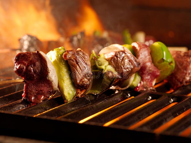Kabobs shish del manzo sulla griglia fotografia stock Kabobs shish del manzo sulla griglia fotografia stock