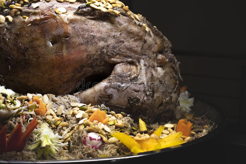Kabsa, εθνικό πιάτο της Σαουδικής Αραβίας r στοκ εικόνα με δικαίωμα ελεύθερης χρήσης Kabsa, εθνικό πιάτο της Σαουδικής Αραβίας r στοκ εικόνα με δικαίωμα ελεύθερης χρήσης