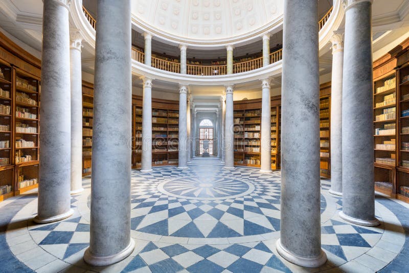 Kacina-imperiet chateau nära kutna hora bohemia cTjeckien. panoramatisk vy i det stora gamla offentliga biblioteket royaltyfri bild