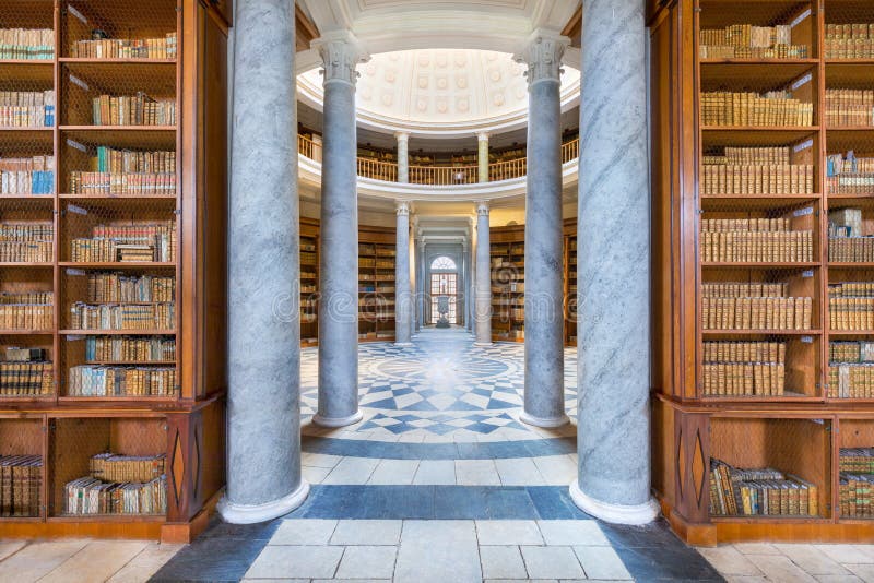 Kacina-imperiet chateau nära kutna hora bohemia cTjeckien. panoramatisk vy i det stora gamla offentliga biblioteket arkivfoton