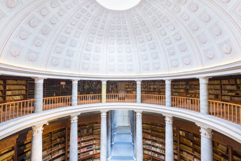 Kacina-imperiet chateau nära kutna hora bohemia cTjeckien. panoramatisk vy i det stora gamla offentliga biblioteket royaltyfria bilder