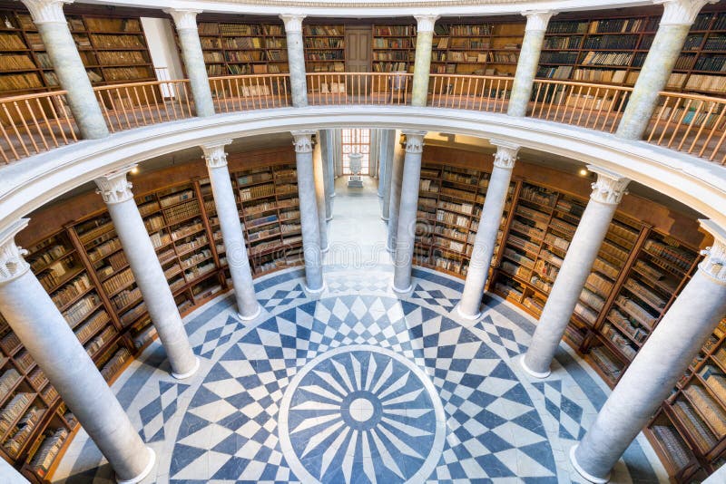 Kacina-imperiet chateau nära kutna hora bohemia cTjeckien. panoramatisk vy i det stora gamla offentliga biblioteket royaltyfri foto