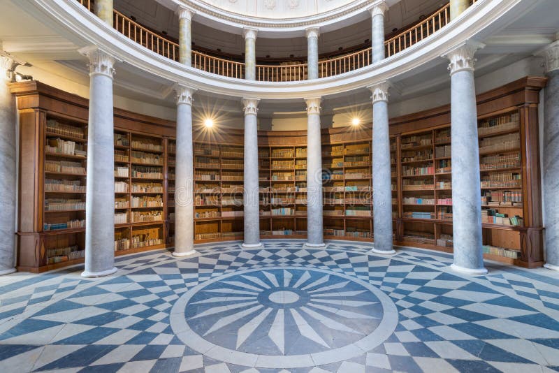 Kacina-imperiet chateau nära kutna hora bohemia cTjeckien. panoramatisk vy i det stora gamla offentliga biblioteket royaltyfria bilder