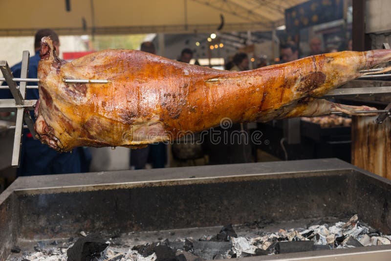 Kadaver av ett svin eller ett lamm som grillar över spottad fotografering för bildbyråer Kadaver av ett svin eller ett lamm som grillar över spottad fotografering för bildbyråer