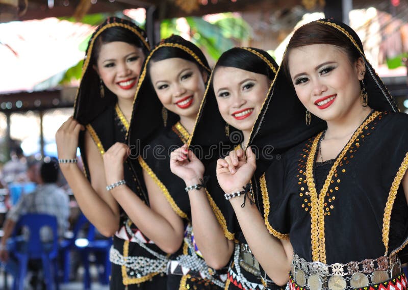 Kadazan Traditional Costume - Georgiartl