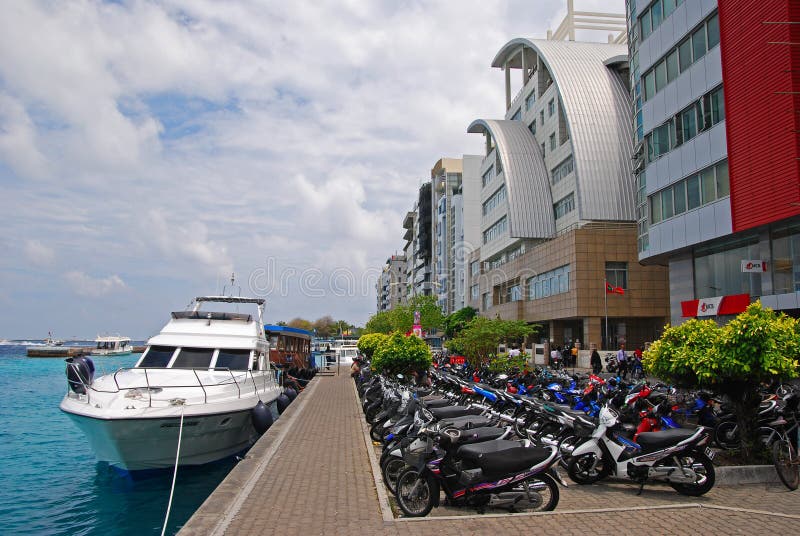 Kade in de Mannelijke Maldiven met Boot en Motorfietsen royalty-vrije stock afbeeldingen Kade in de Mannelijke Maldiven met Boot en Motorfietsen royalty-vrije stock afbeeldingen