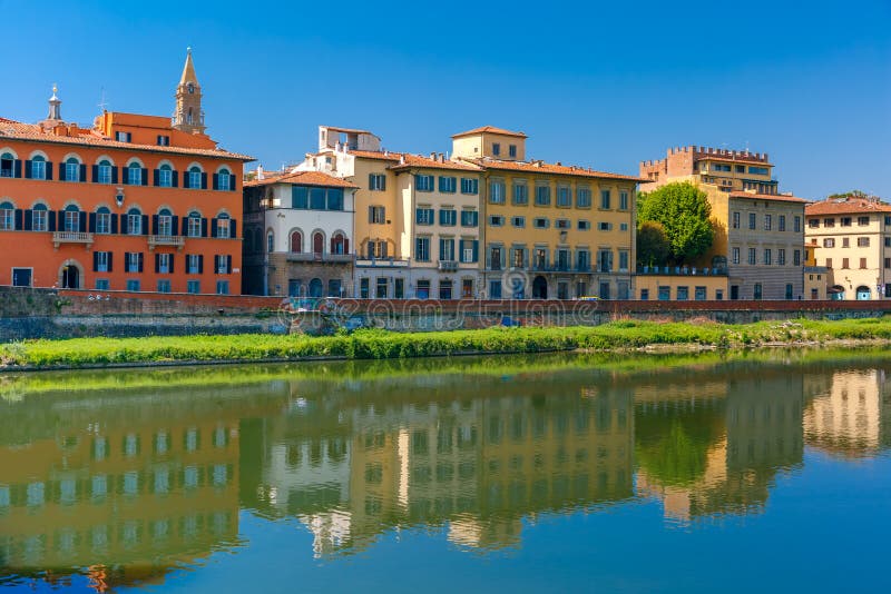 Kade van de rivier Arno in Florence, Italië stock foto Kade van de rivier Arno in Florence, Italië stock foto