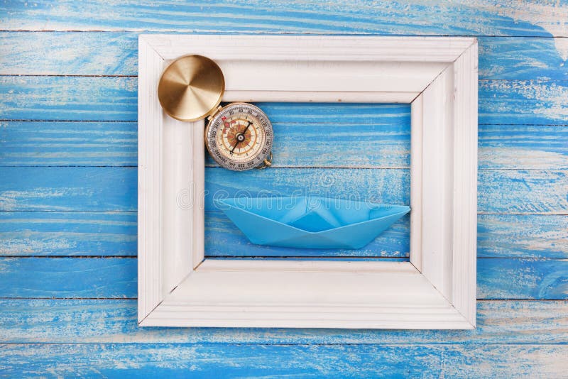 Kader met kompas en blauwe document boot royalty-vrije stock fotografie