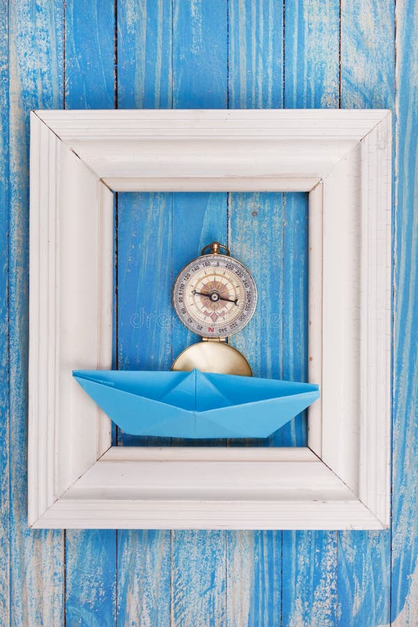 Kader met kompas en blauwe document boot stock foto's