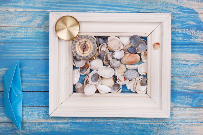 Kader met kompas en blauwe document boot royalty-vrije stock afbeelding