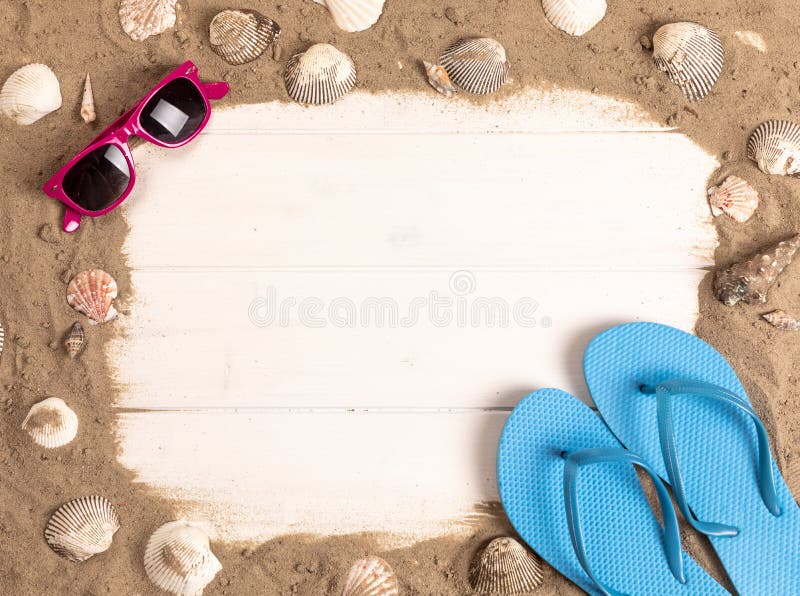 Kader met zonnebril, zand, schaaldieren en wipschakelaars op witte houten achtergrond stock afbeeldingen Kader met zonnebril, zand, schaaldieren en wipschakelaars op witte houten achtergrond stock afbeeldingen