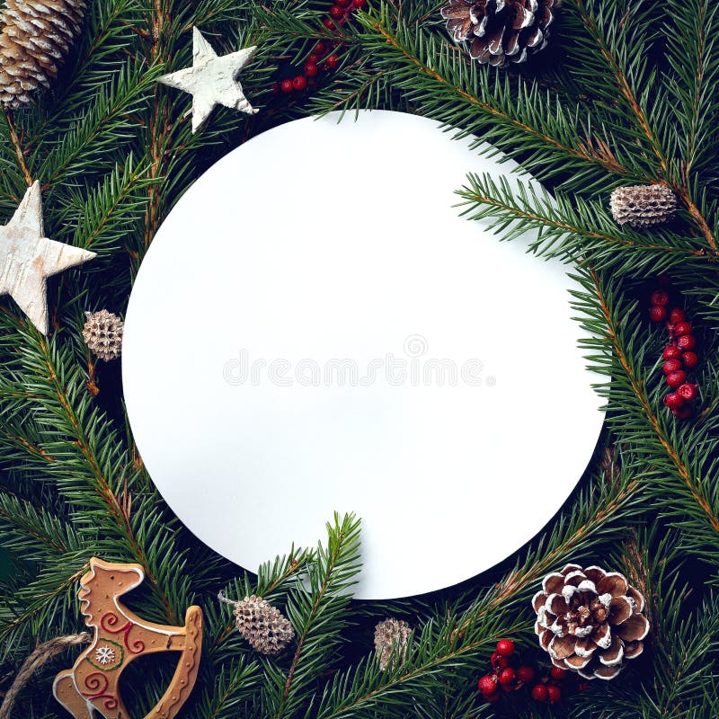Kader van Kerstboomtakken en decoratie royalty-vrije stock foto Kader van Kerstboomtakken en decoratie royalty-vrije stock foto