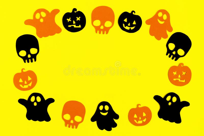 Kader van zwarte en oranje document spoken, pompoenen en schedels op een gele achtergrond Vakantiedecoratie voor Halloween vector illustratie Kader van zwarte en oranje document spoken, pompoenen en schedels op een gele achtergrond Vakantiedecoratie voor Halloween vector illustratie