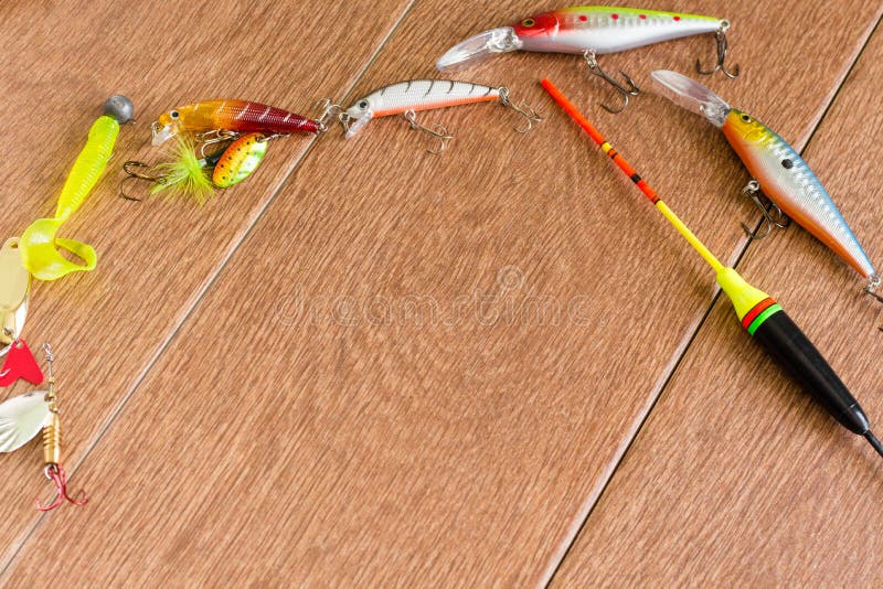 Kader vistuig - visserij het spinnen, haken en lokmiddelen op lichte houten achtergrond Hoogste mening royalty-vrije stock foto's Kader vistuig - visserij het spinnen, haken en lokmiddelen op lichte houten achtergrond Hoogste mening royalty-vrije stock foto's