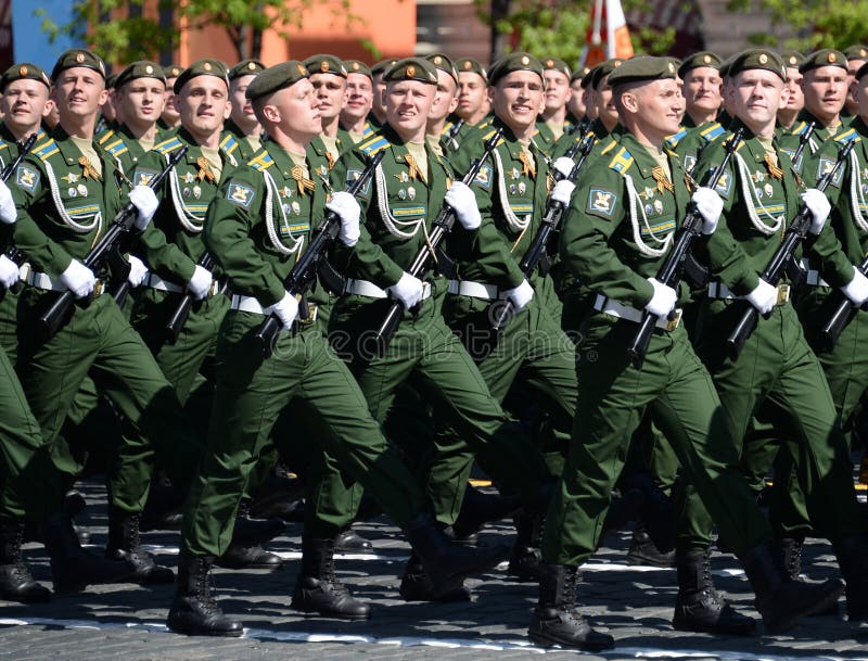 Kadetten der Militärraum-Akademie genannt nach A f Mozhaisky während der Parade, engagiert zu Victory Day auf Rotem Platz lizenzfreies stockbild Kadetten der Militärraum-Akademie genannt nach A f Mozhaisky während der Parade, engagiert zu Victory Day auf Rotem Platz lizenzfreies stockbild