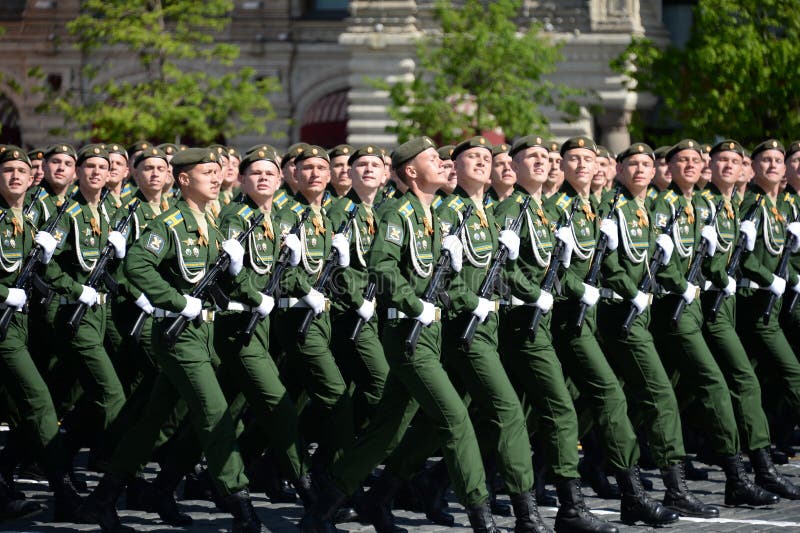 Kadetten der Militärraum-Akademie genannt nach A f Mozhaisky während der Parade, engagiert zu Victory Day auf Rotem Platz lizenzfreie stockfotografie Kadetten der Militärraum-Akademie genannt nach A f Mozhaisky während der Parade, engagiert zu Victory Day auf Rotem Platz lizenzfreie stockfotografie
