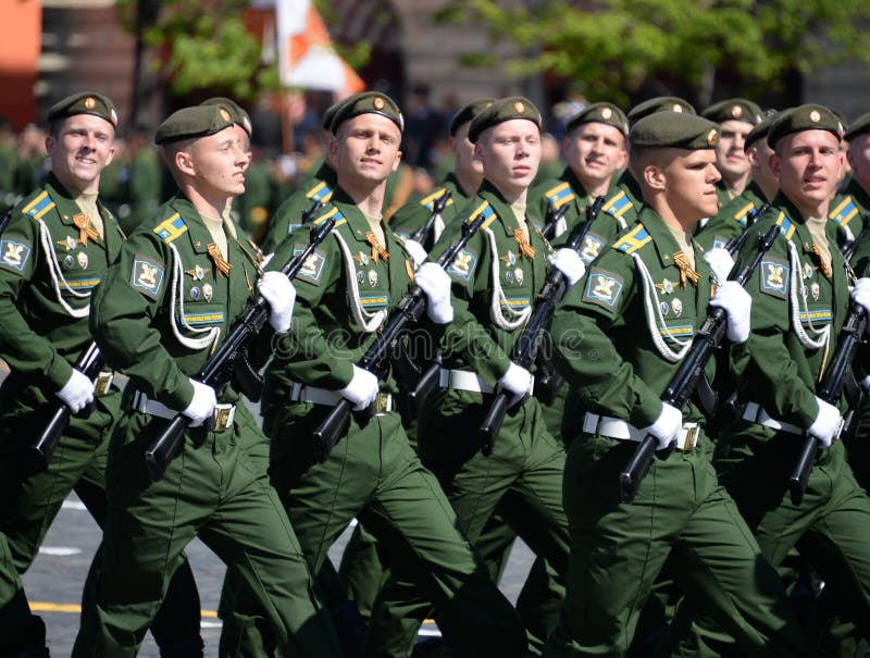 Kadetten der Militärraum-Akademie genannt nach A f Mozhaisky während der Parade, engagiert zu Victory Day auf Rotem Platz stockbilder Kadetten der Militärraum-Akademie genannt nach A f Mozhaisky während der Parade, engagiert zu Victory Day auf Rotem Platz stockbilder