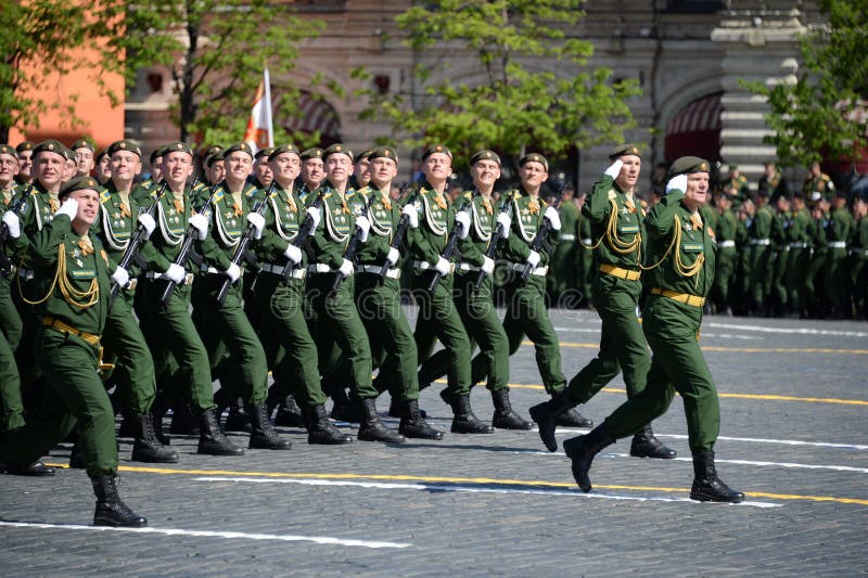 Kadetten der Militärraum-Akademie genannt nach A f Mozhaisky während der Parade, engagiert zu Victory Day auf Rotem Platz lizenzfreie stockfotografie Kadetten der Militärraum-Akademie genannt nach A f Mozhaisky während der Parade, engagiert zu Victory Day auf Rotem Platz lizenzfreie stockfotografie