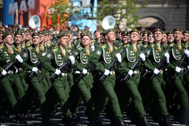 Kadetten der Militärraum-Akademie genannt nach A f Mozhaisky während der Parade, engagiert zu Victory Day auf Rotem Platz lizenzfreie stockbilder Kadetten der Militärraum-Akademie genannt nach A f Mozhaisky während der Parade, engagiert zu Victory Day auf Rotem Platz lizenzfreie stockbilder