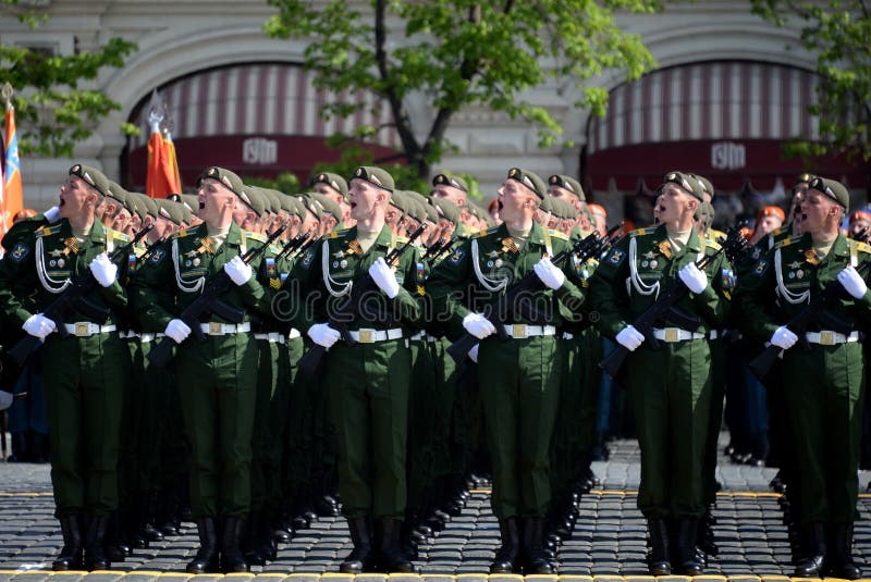 Kadetten der Militärraum-Akademie genannt nach A f Mozhaisky während der Parade, engagiert zu Victory Day auf Rotem Platz lizenzfreie stockbilder Kadetten der Militärraum-Akademie genannt nach A f Mozhaisky während der Parade, engagiert zu Victory Day auf Rotem Platz lizenzfreie stockbilder