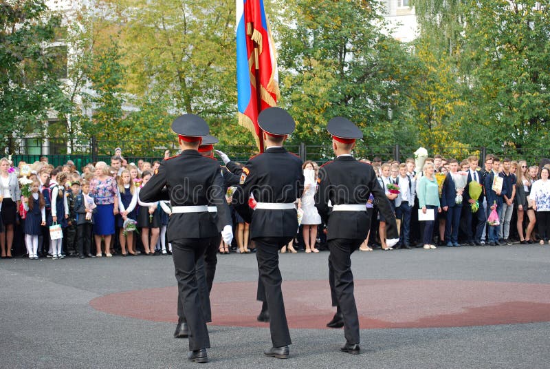 Kadetten marschieren mit einer Fahne auf einem Morgenmachthaber vor Schule auf dem Paradeplatz Schüler stockfotos Kadetten marschieren mit einer Fahne auf einem Morgenmachthaber vor Schule auf dem Paradeplatz Schüler stockfotos