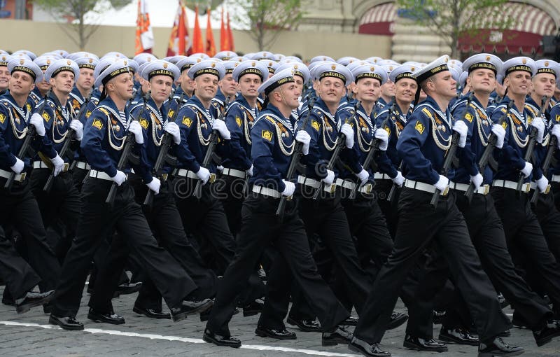 Kadetten van de hogere zeedieschool van de Zwarte Zee na Admiraal Nakhimov tijdens de parade op rood vierkant ter ere van Victory royalty-vrije stock afbeeldingen Kadetten van de hogere zeedieschool van de Zwarte Zee na Admiraal Nakhimov tijdens de parade op rood vierkant ter ere van Victory royalty-vrije stock afbeeldingen