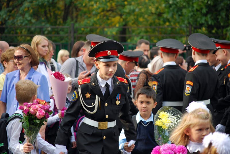 Kadettschul-Truppe in Nord-Tushino Kadetten auf einem Morgenmachthaber erfasst vor Schule auf dem Paradeplatz stockbild Kadettschul-Truppe in Nord-Tushino Kadetten auf einem Morgenmachthaber erfasst vor Schule auf dem Paradeplatz stockbild