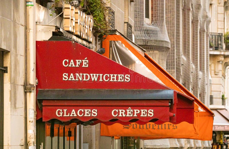 Kafejka i sklep z kanapkami w Paryżu - PARIS, FRANCJA - 29 lipca 2019 zdjęcia stock Kafejka i sklep z kanapkami w Paryżu - PARIS, FRANCJA - 29 lipca 2019 zdjęcia stock