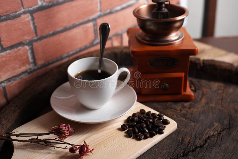 Kaffe bearbetar med maskin retro royaltyfria bilder Kaffe bearbetar med maskin retro royaltyfria bilder
