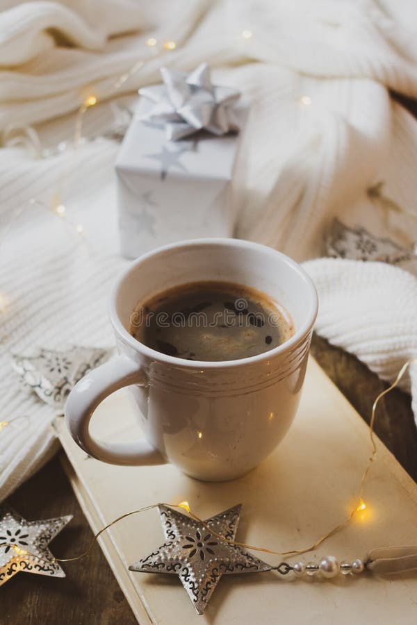 Kaffe bok, glad jul utbildar och garneringar på en träbakgrund royaltyfri bild Kaffe bok, glad jul utbildar och garneringar på en träbakgrund royaltyfri bild